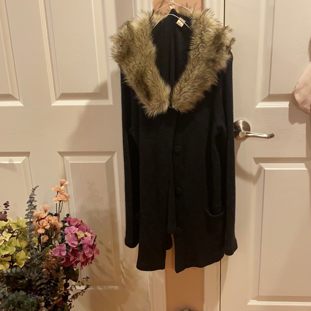 Gorgeous & warm with detachable faux fur collar.